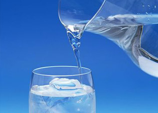 高血壓患者 大量出汗+大口飲水 當心腦出血